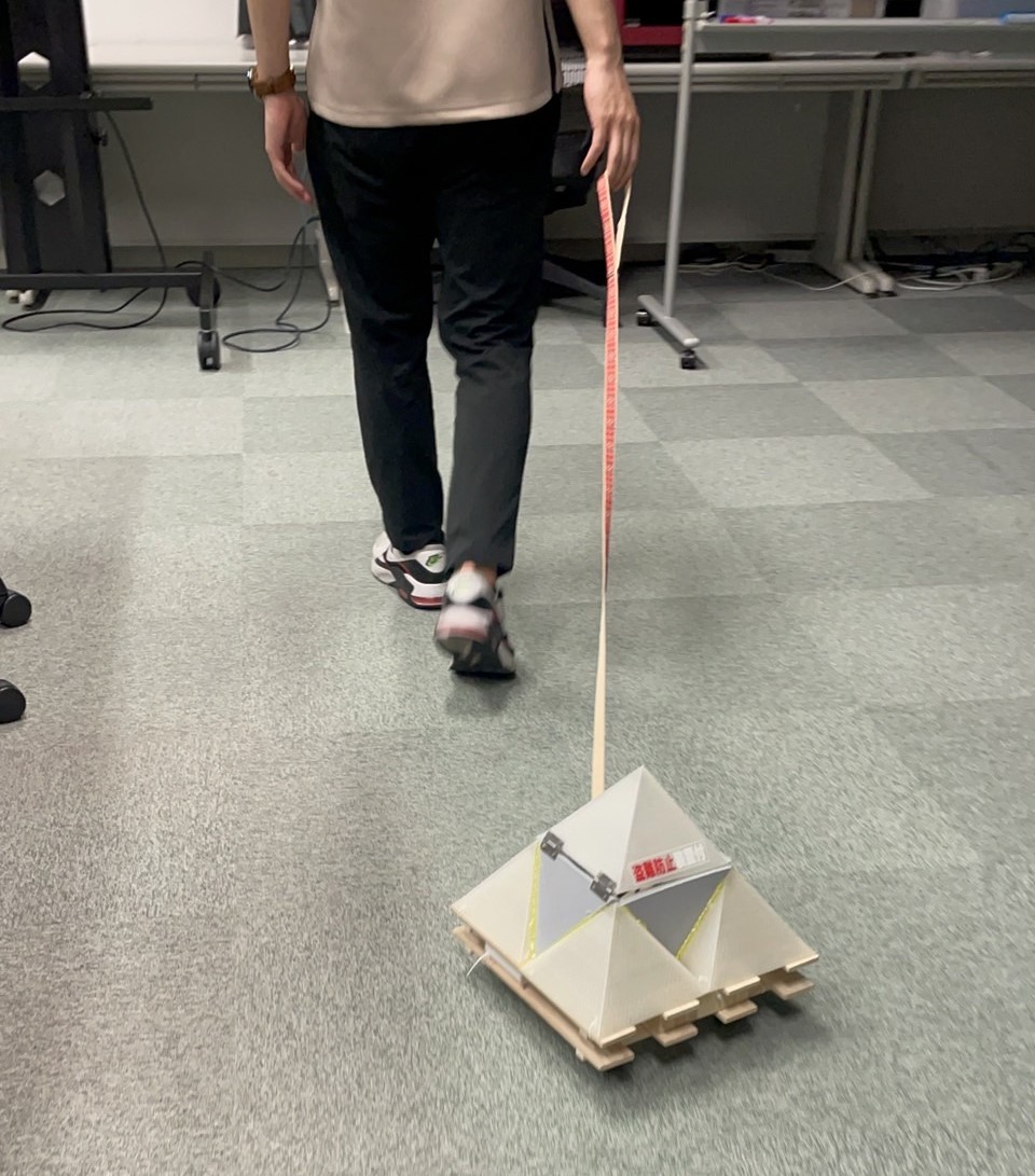 ピラミッドを散歩させるの図